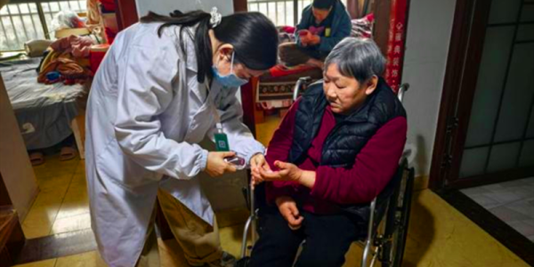 成都市新都区石板滩街道农和社区老年协会：关爱高龄老人.入户义诊送温暖