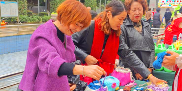新都街道桥楼村 “巧手针织 温暖香都”巧手嬢嬢服务队
